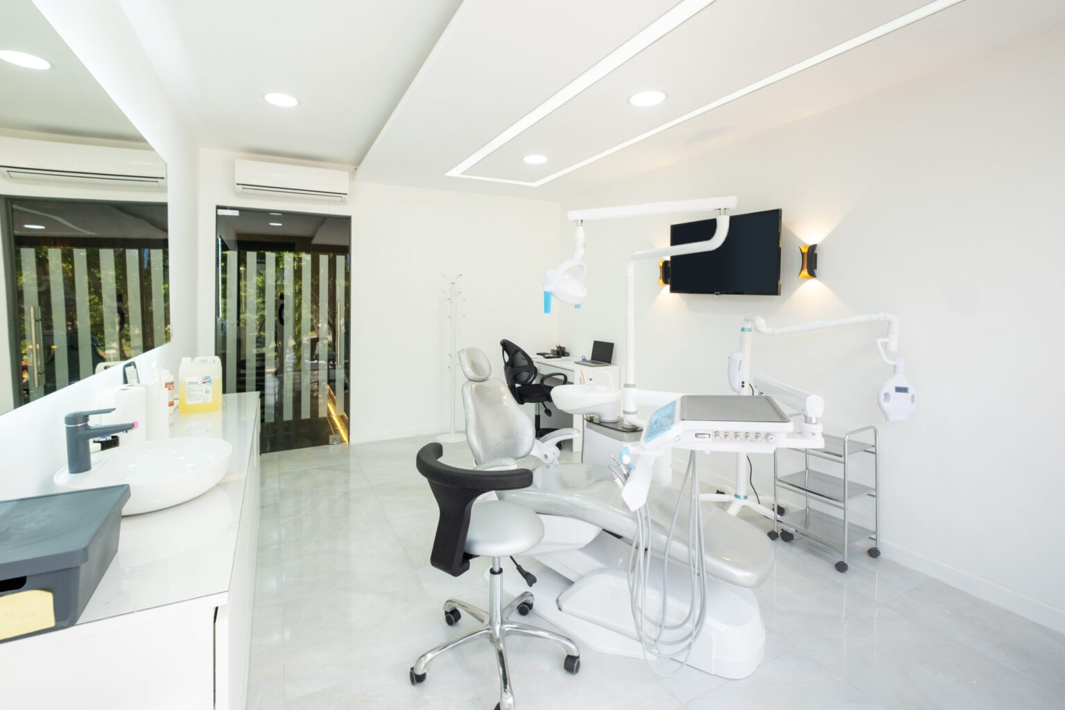 Bright, modern treatment room at Dentaest Smile Clinic