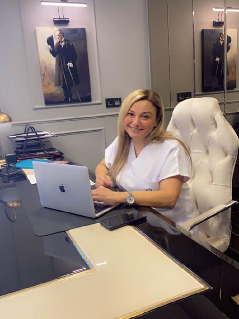 Dentist Yasemin Dolaşık